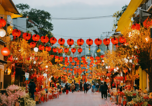 Tại Sao Tết Gắn Liền Với Màu Đỏ? Bí Ẩn Sau Sự Kết Hợp Hoàn Hảo! Tết Nguyên Đán 2025 và Màu Đỏ!