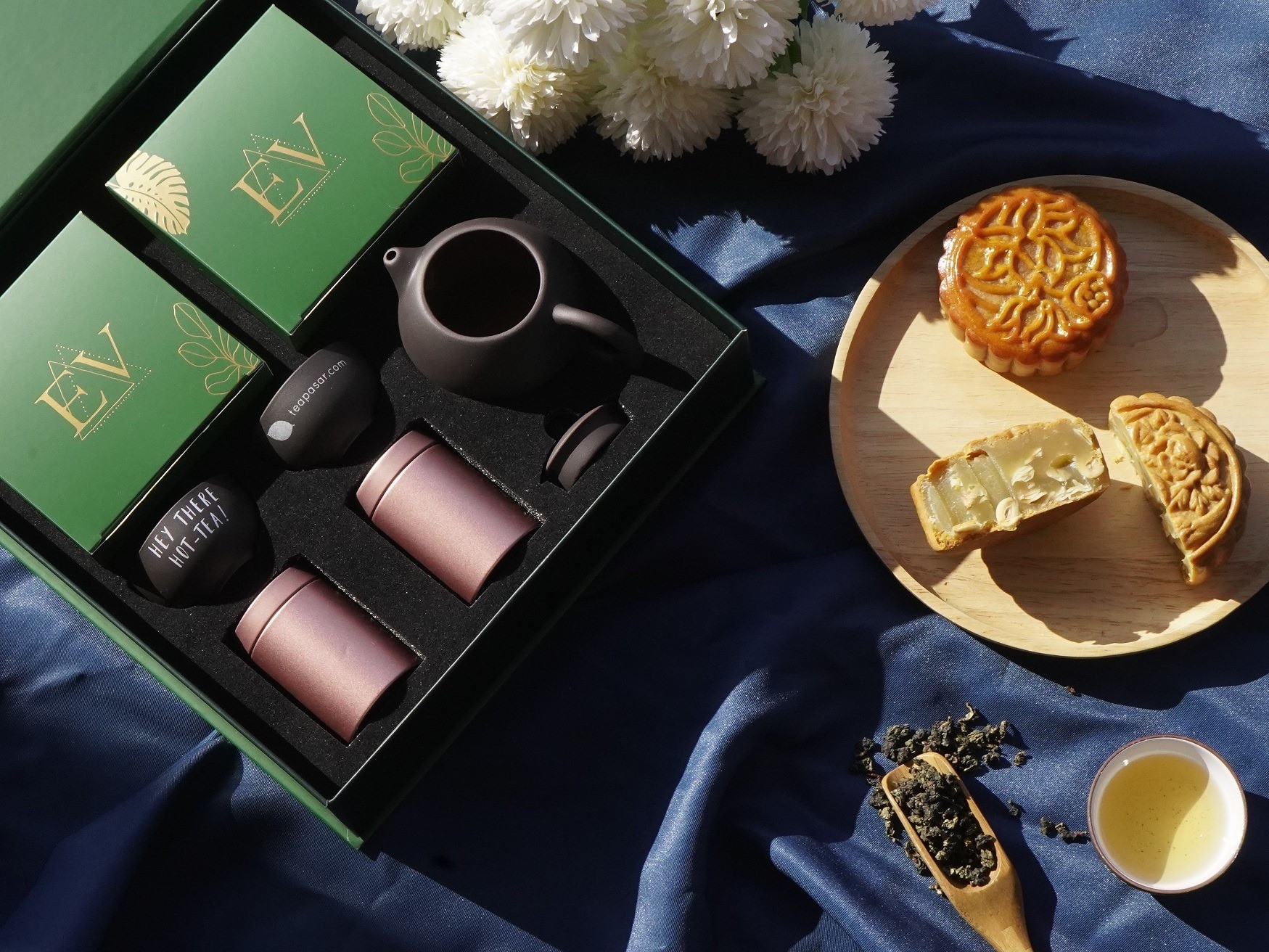 set-tra-banh-trung-thu-khach-san-cau-chuyen-vùng-tra-hop-qua-tang-trung-thu