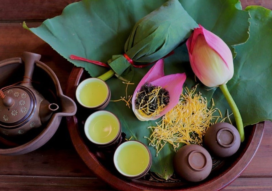 tra-sen-trong-set-qua-trung-thu-tra-sen-va-banh-trung-thu